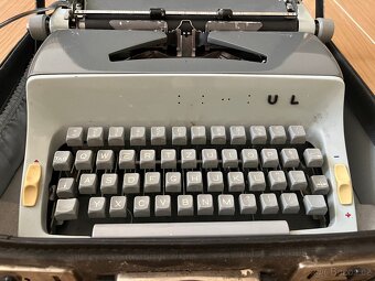 psací stroj Consul model 221 - 3