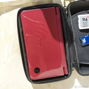 Nintendo DSi XL + R4 SDHC karta + bohaté příslušenství - 3