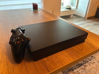 Xbox one X 1tb + 3hry - 3
