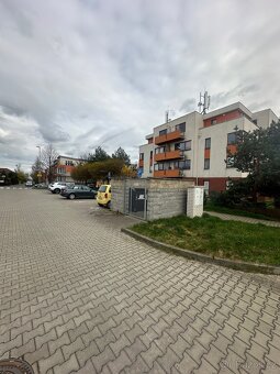 Prodám venkovní parkovací stáni v Jesenici - 3