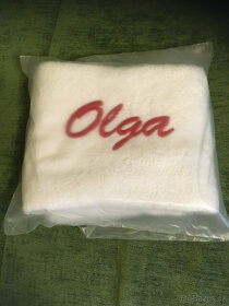 Nový vyšívaný bílý froté ručník s nápisem OLGA 90x50cm (3fot - 3