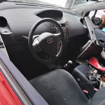 Toyota Yaris 2010 1.0 51kw benzín - 3