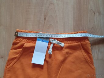 Nové teplákové oranžové kraťasy bermudy sinsay v.128 - 3