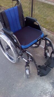 INVALIDNÍ VOZÍK-46CM-ODLEHČEN-BRZDY PRO DOPROVOD - 3