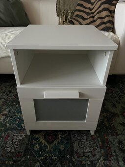 Noční stolek IKEA BRIMNES + bílý stůl (výhodněji) - 3