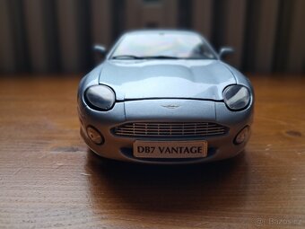 Model auta Aston Martin DB7 VANTAGE V12, 1:18 - 3