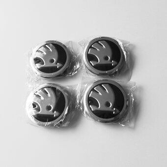 ŠKODA - chrom-černá pokličky do středů alu. kol - 56mm - 3