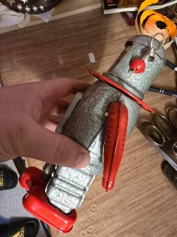 Stary kovovy robot -hračka - 3