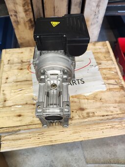 Elektromotor s převodovkou - 3