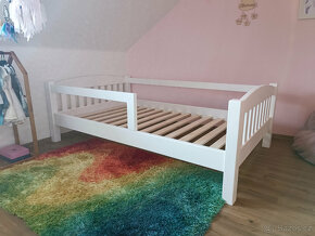 Dětská postel z masivu s odnímatelnými zábranami - 3