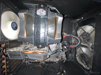Stolní PC + 3D obrazovka - 3