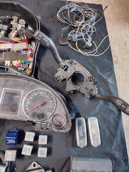 Jednotky a všelijaké drobnosti co zůstali z Audi A4 B6 - 3