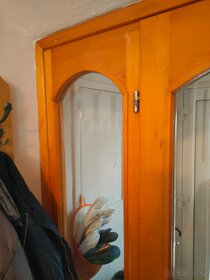 Prosklená dřevěná stěna s dveřmi - 3