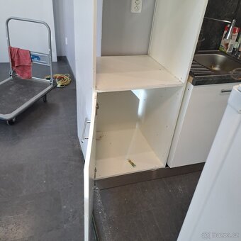 vysoký kuchyňský díl - bílé lamino, úchyty chrom - 3