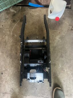 Kawasaki zx7r podsedlový rám - 3