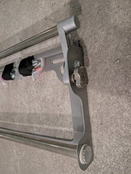 Nástěnný držák na televizi, integrovaná vodováha - 3