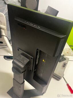 Lenovo monitor - polohovací - 3