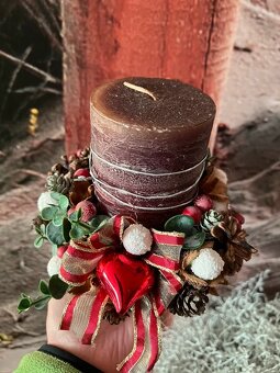 Veselý vánoční svícen s dřevěnou dekorací na prodej - 3