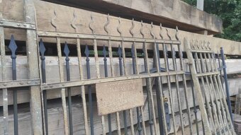 Stará železná brána s brankou - 3