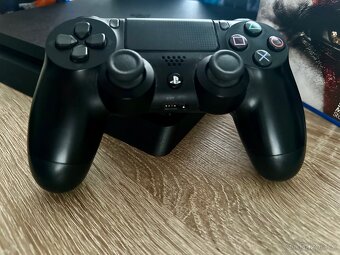 PlayStation 4 slim - 3