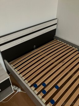 Postel s roštem + noční stolek - 3