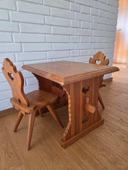 Starý dětský stolek a židličky - 3