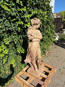 Socha Dívka s růžemi - 3