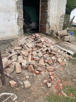 cihly z bouračky k odvozu - 3