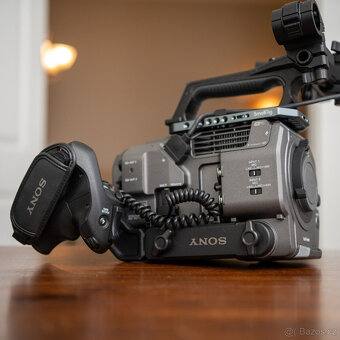 Profesionální videokamera Sony PXWFX9V FX9 – černá - 3