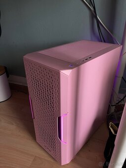 Růžový herní počítač a monitor - 3