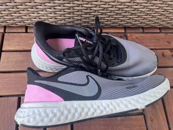 Běžecké tenisky Revolution 5, zn.Nike, vel. 38,5 - 3