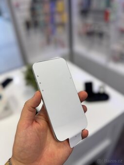 Apple iPhone 16 - 3