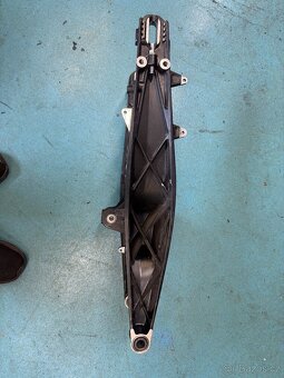 KTM 390 Adventure 2022 zadní světlo, kyvná vidlice - 3