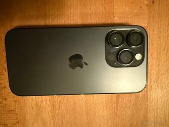 Iphone 14 Pro vc obalu a dratovych skuchatek - 3
