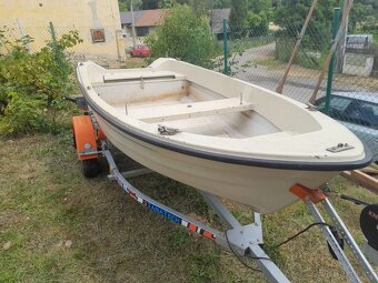 Laminátový člun s motorem - 3