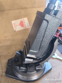 Otočný a sklopný svěrák jlk obráběcím strojům - 3