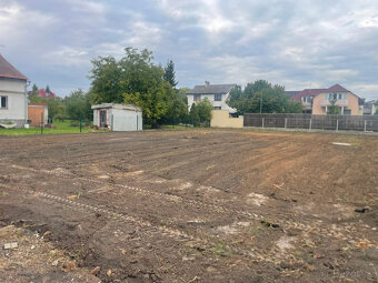 Zasíťovaný stavební pozemek 1004m2 pro 2 RD, 30 min od Prahy - 3