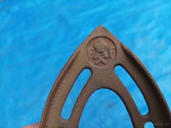 Litinový stojánek pod žehličku - 3