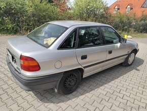 Opel Astra 1,8i GLS, benzín, 66kW - 3