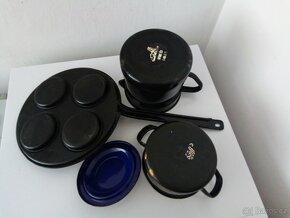 Staré, černé, smaltované nádobí - 3