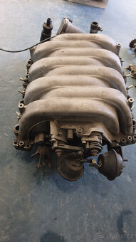 Sání motoru 4,2 V8 VW Phaeton - 3