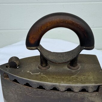 Stará litinová žehlička s koulí - 3