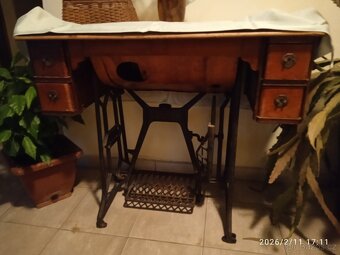 Starý šicí stroj - 3