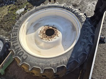 Kolesa John deere - 3