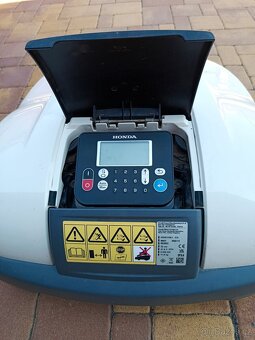 Prodám robotickou sekačku HONDA Miimo HRM310 K1 - 3