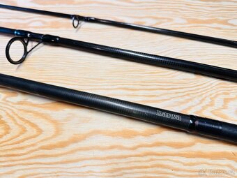 KAPROVÝ TŘÍDÍLNÝ PRUT DAIWA BLACK WIDOW 3,6 m / 3 lb - 3