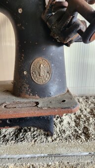 Váhy.stroj šicí.petrolejky.a rozporu na prase. - 3