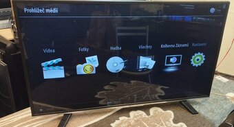 Smart led 4K UHD JVC 108cm - 3