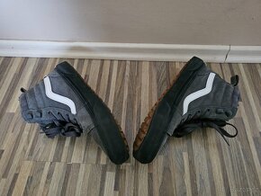 Prodám kožené zateplené kotníkové boty zn. Vans vel. 33 - 3