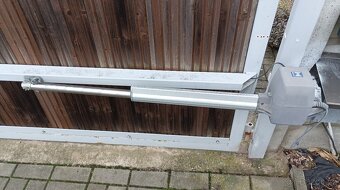 Kovová dvoukřídlá vrata, brána s dřevěnou výplní a pohonem - 3